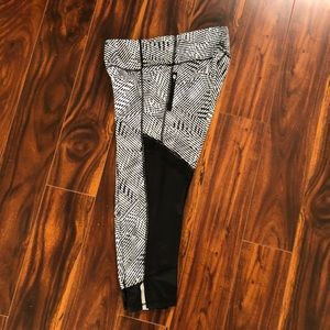 Crop print leggings with zipper pocket.
